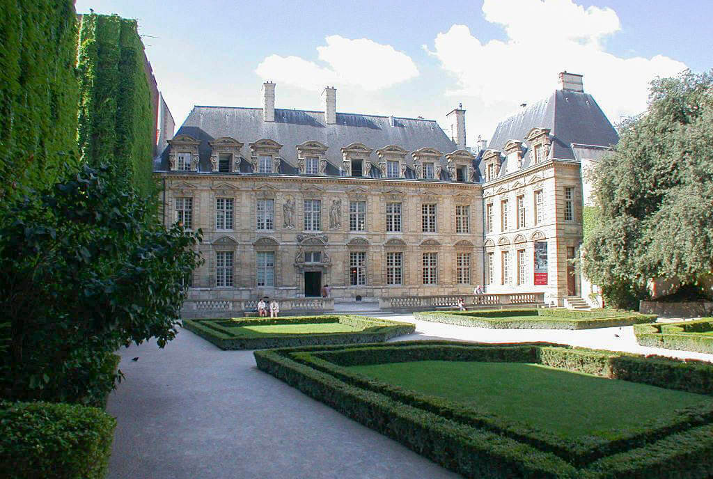 Walking in the Marais: the Garden of «Hotel de Bethune-Sully» Walking in the Marais: the Garden of «Hotel de Bethune-Sully»